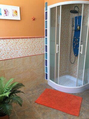Bathtub, hair dryer, bidet, towels - Modern Villa With Stunning Mountain Views (Mogan)