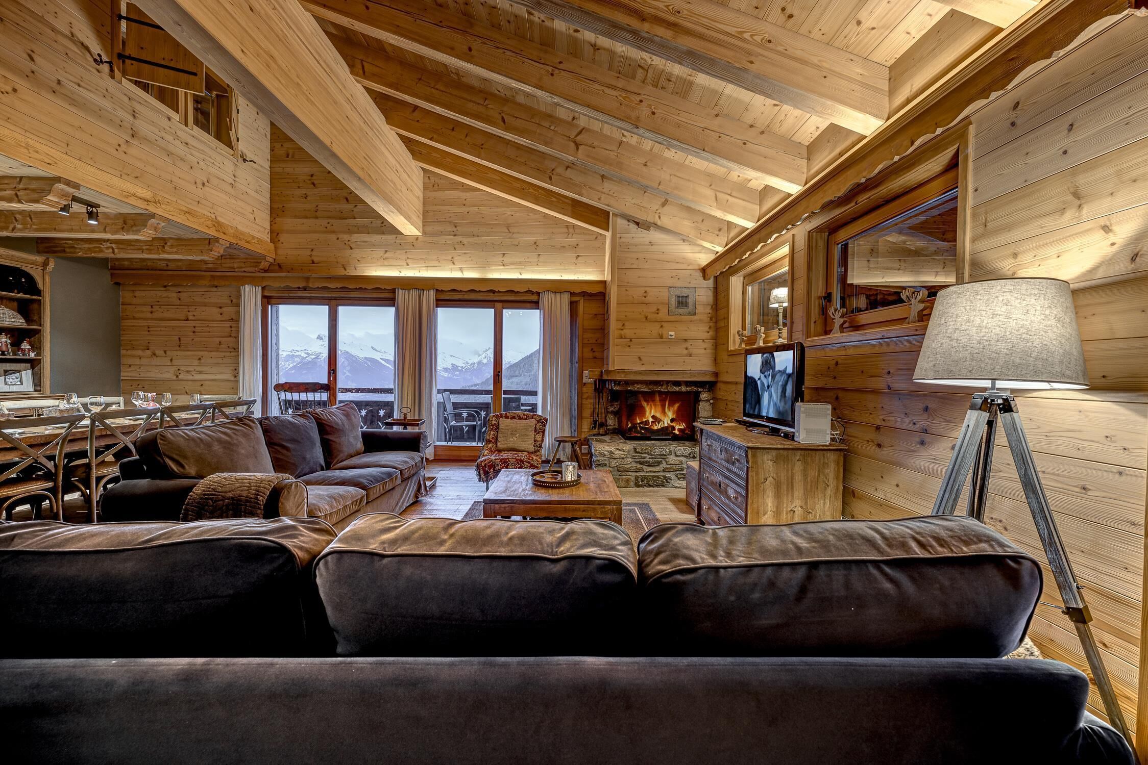 Télévision, cheminée, jeux vidéo