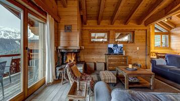 Télévision, cheminée, jeux vidéo