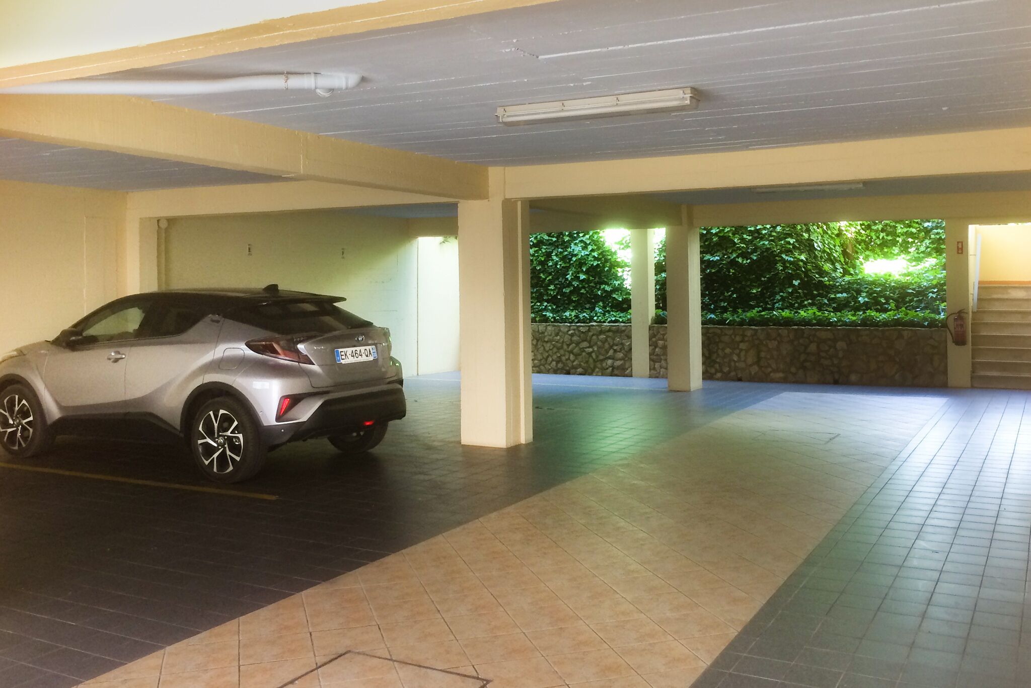 Amplio estacionamiento interior con un coche moderno.