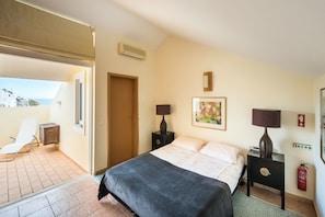 2 habitaciones, tabla de planchar con plancha y cuna de viaje 