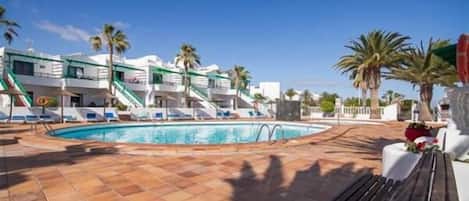 Piscina all'aperto, una piscina riscaldata, lettini