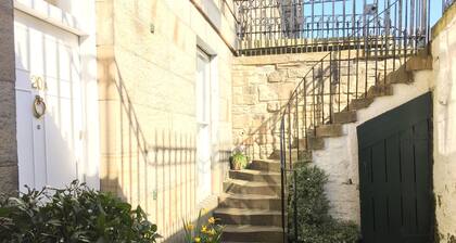 Elegant 2 bedroom garden apartment in Stockbridge