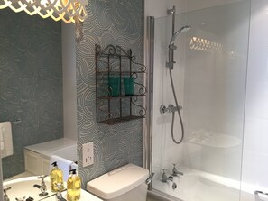 Combined shower/bathtub, hair dryer, towels, soap - Elegant 2 bedroom garden apartment in Stockbridge (Edinburgh)