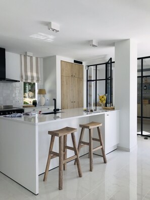 Réfrigérateur, four à micro-ondes, un four, lave-vaisselle