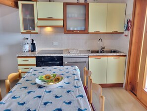 Frigorífico, microondas, horno y placa de cocina