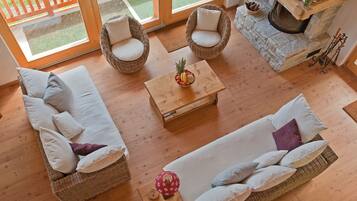 Televisio, takka, DVD-soitin, stereot