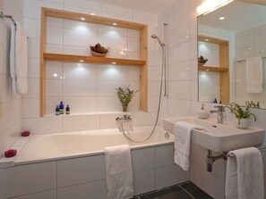 Ensemble douche/baignoire, sèche-cheveux, serviettes fournies