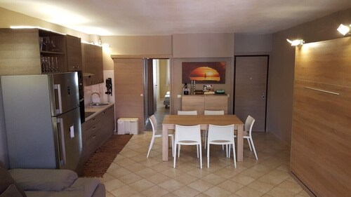 appartement de trois pièces avec 2 salles de bain, grande terrasse et jardin équipé.