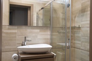 Dusch, hårtork, badrock och bidé