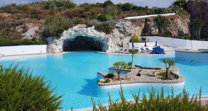 appartement de trois piÚces avec 2 salles de bain, grande terrasse et jardin équipé.