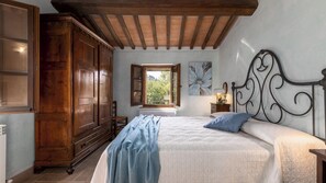 3 slaapkamers, een strijkplank/strijkijzer, gratis wifi, beddengoed