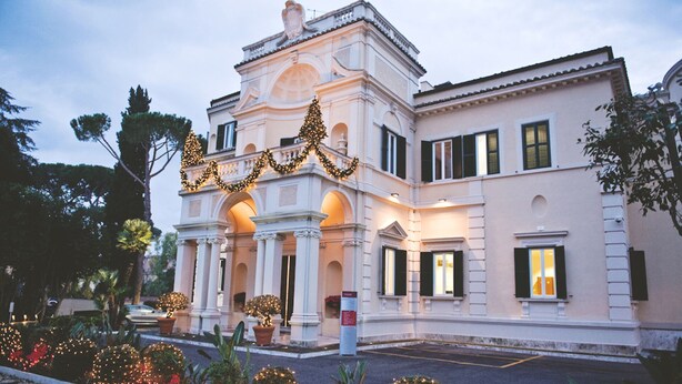 A historic building with classical architecture, featuring a central entrance with columns and a decorative archway. - Elegant house in the center of Rome-Parioli a stone's throw from Via Veneto (Roma)