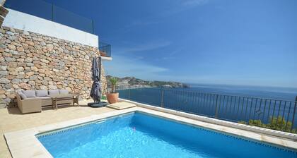 Villa Ă flanc de montagne et vue plongeante sur la mer, un paradis sur terre