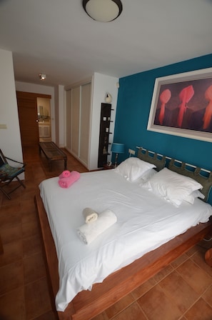 3 bedrooms, in-room safe, iron/ironing board, travel cot