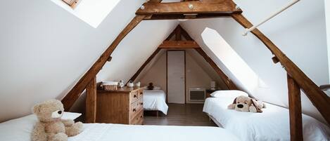 5 chambres, fer et planche à repasser, lit de bébé portatif