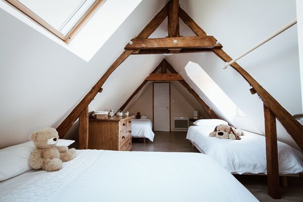 5 habitaciones, tabla de planchar con plancha y cuna de viaje 