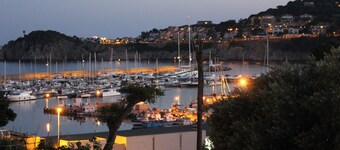 Luxury apartment, views of marina. Pool, a/c, 5 mins stroll to beach and town!