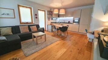 Smart-TV, Kamin, Bücher, Musikbibliothek