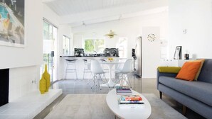 Una sala de estar moderna con un sofá, una mesa de centro y un comedor con sillas y una mesa.