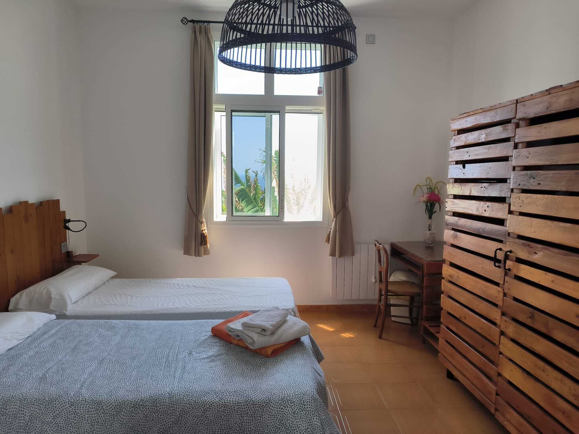 3 chambres, bureau, fer et planche à repasser, lit parapluie