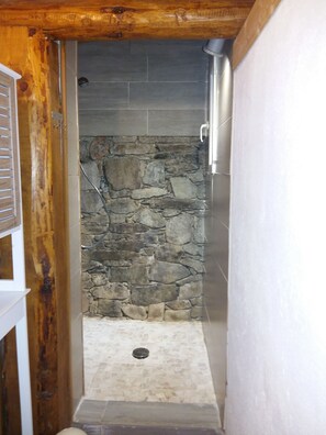 Shower, hair dryer, towels, soap - The casetta is located in the heart of the natural park of Corsica. (Lugo-Di-Nazza)