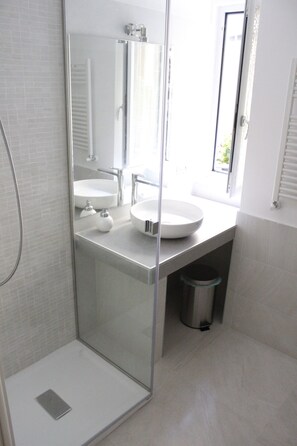Shower, hair dryer, bidet, towels - San Carlo Apartment - Piazza del Plebiscito - (Napoli)