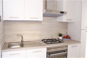 Coffee/tea maker, fridge, microwave, oven - San Carlo Apartment - Piazza del Plebiscito - (Napoli)