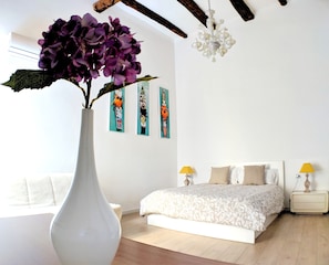 2 bedrooms, iron/ironing board, internet, bed sheets