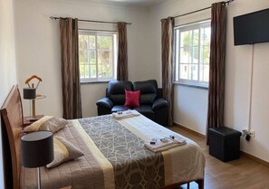 5 quartos, ferros/tábuas de passar roupa, acesso à internet