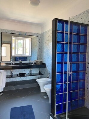 Combined shower/tub, hair dryer - Lagoa Albufeira House - with private swimming pool (Sesimbra)