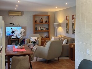 Fernseher, DVD-Player, Bücher, Stereoanlage