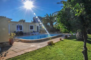 Outdoor pool, a heated pool - VILLA With PRIVATE HEATED POOL; BBC; AirCon GARDENS; SAT./CABLE TV; PARKING WIFI (Portelas, Lagos)