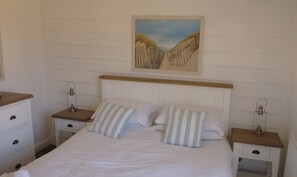 2 bedrooms, iron/ironing board, travel cot, free WiFi - Filey. Active leisure or relaxing beach holiday. (Filey)