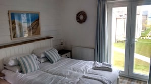 2 bedrooms, iron/ironing board, travel crib, free WiFi - Filey. Active leisure or relaxing beach holiday. (Filey)