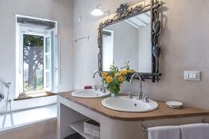 Bathtub, hair dryer, bidet, towels - Villa Delle Upupe 8, Emma Villas (Castellina in Chianti)
