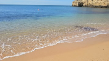 Perto da praia, espreguiçadeiras