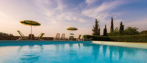 Piscine extérieure, chaises longues