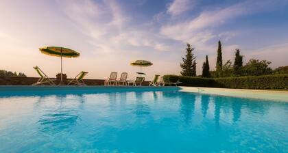 Lovely cottage with outdoor patio and small terrace. Panoramic pool and bbq.