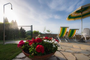 Terrace/patio - CHARMING COTTAGE WITH PATIO + FANTASTIC PANORAMIC POOL. 1 KM WALK TO THE VILLAGE (Casole d'Elsa)