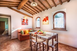 Dining - CHARMING COTTAGE WITH PATIO + FANTASTIC PANORAMIC POOL. 1 KM WALK TO THE VILLAGE (Casole d'Elsa)