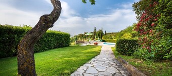 CHARMING COTTAGE WITH PATIO + FANTASTIC PANORAMIC POOL. 1 KM WALK TO THE VILLAGE