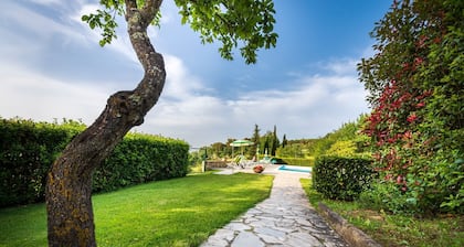 Lovely cottage with outdoor patio and small terrace. Panoramic pool and bbq.