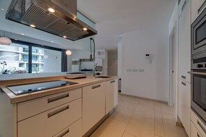 Refrigerador, microondas, horno y parrilla de estufa