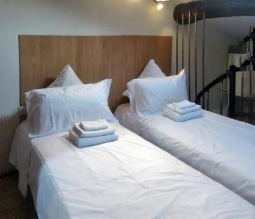 Center, wi-fi, air-conditioned, utilities room and bathroom linen cleaning included.