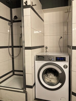 Ducha, secador de pelo, toallas, jabón
