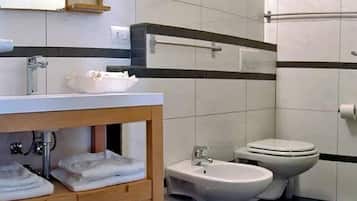 Dusche, Haartrockner, HandtĂŒcher, Seife