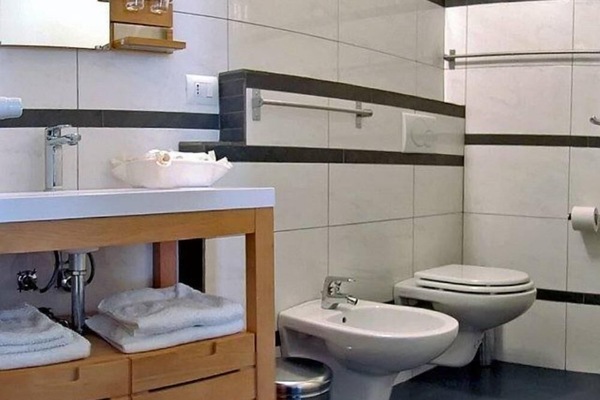 Een douche, een haardroger, handdoeken, zeep