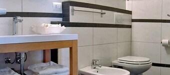 Center, wi-fi, air-conditioned, utilities room and bathroom linen cleaning included.