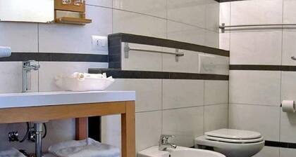 Center, wi-fi, air-conditioned, utilities room and bathroom linen cleaning included.